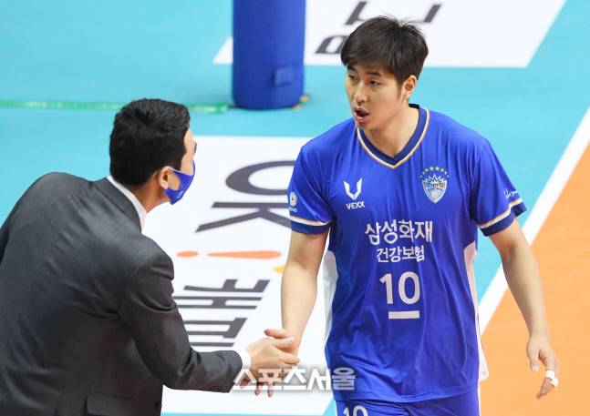 삼성화재 박상하가 29일 경기도 안산 상록수체육관에서 진행된 OK금융그룹과의 경기에서 득점 뒤에 고희진 감독과 하이파이브를 하고있다. 2020.11.29. 김도훈기자 dica@sportsseoul.com