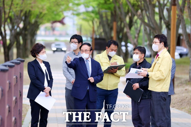 심민 전북 임실군수가 국민관광지 '사선대' 사계절 화원 조성 현장 점검을 하고 있다. /임실군 제공