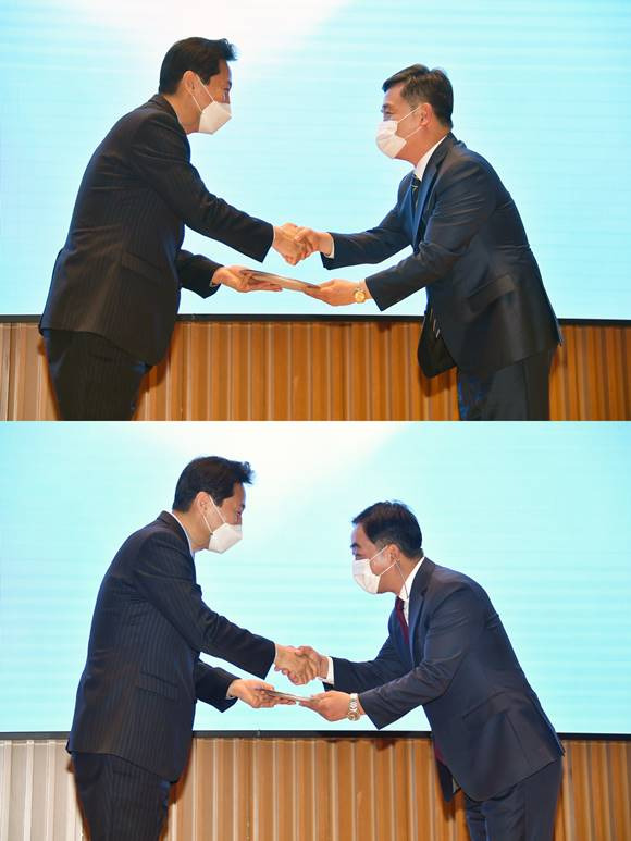 오세훈 시장이 서정협 부시장(위부터)과 김학진 부시장에게 공로패를 수여하고 있다. /서울시 제공