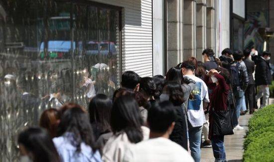 서울 중구 롯데백화점 본점 명품관 앞에 고객들이 줄지어 서있다./사진제공=연합뉴스