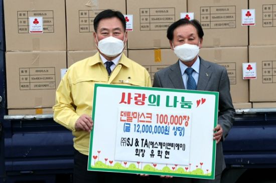 (좌측) 유학현 회장이 마스크 10만 장을 무안군에 기탁했다. (사진=무안군 제공)