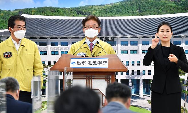 이철우 경북지사가 23일 5인 이상 사적 모임 금지 해제를 내용으로 하는 사회적 거리두기 개편안 1단계의 내용을 브리핑 하고 있다. /경북도