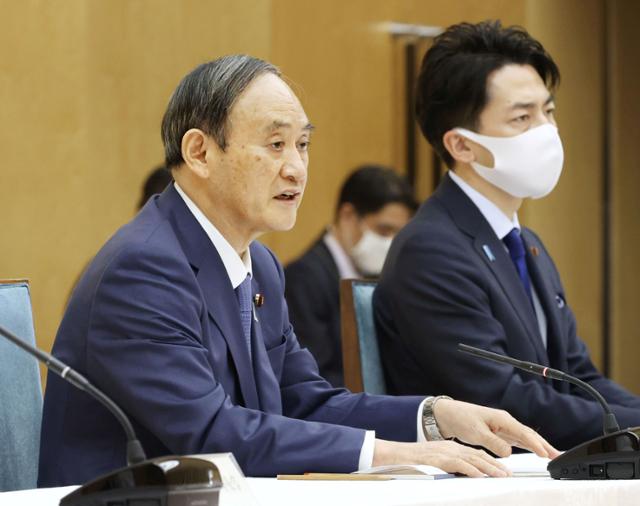 스가 요시히데 일본 총리가 22일 관련부처 장관들과 함께 '지구온난화대책 추진본부' 회의를 열어 발언하고 있다. 스가 총리는 이 회의에서 2030년 온실가스 감축 목표를 46%로 제시했다. 도쿄=교도 로이터 연합뉴스