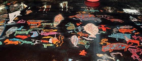 반구대 암각화를 나전 기법과 옻칠로 되살린 작품에는 7000년 전에 그린 동물들이 선명하게 살아 있다.