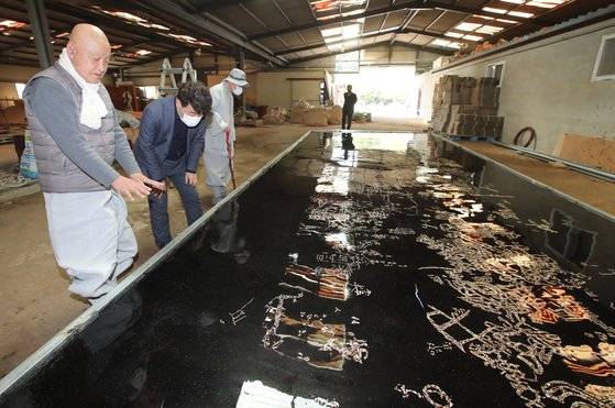 울산 천정리 각석을 나전 기법으로 되살린 작품이다. 선사 시대의 그림 외에도 화랑의 이름 등 삼국시대에 가미된 그림과 글들이 새겨져 있다. 서운암 장경각 앞에서 반구대 암각화와 함께 물속에서 상설 전시된다.