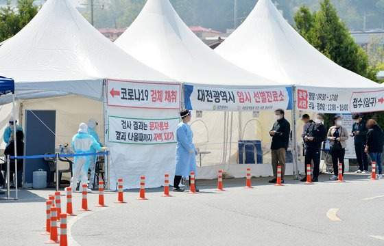 신종 코로나바이러스 감염증(코로나19)이 확산하고 있는 가운데 20일 대전 한밭체육관 앞 코로나19 선별진료소를 찾은 시민들이 검사를 받기 위해 차례를 기다리고 있다. [프리랜서 김성태]