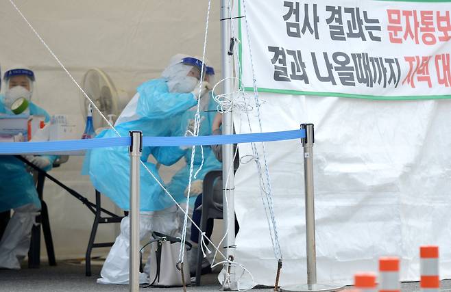 신종 코로나바이러스 감염증(코로나19)확산으로 비상이 걸린 22일 대전 한밭체육관 앞 코로나19 선별진료소에서 의료진들이 방문한 시민들을 분주히 검사하고 있다. 중앙포토