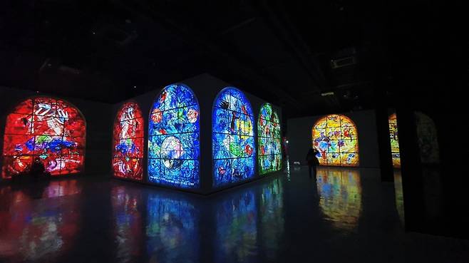 22일 제주 서귀포시 성산읍 고성리 '빛의 벙커'에서 열린 '모네, 르누아르…샤갈' 전시./사진=한민선 기자