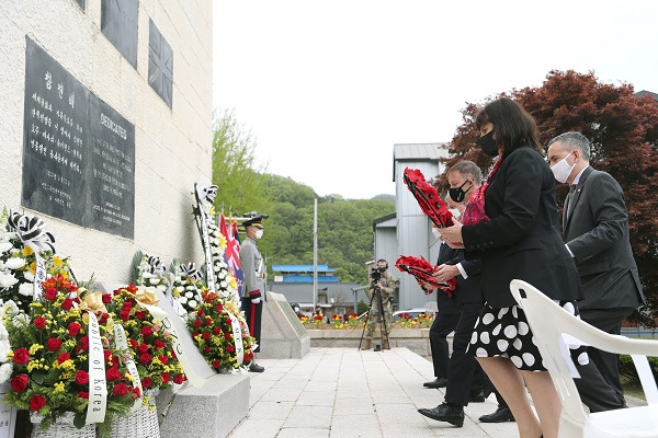 가평군은 23일 가평읍 영연방(영국·캐나다·호주·뉴질랜드) 참전비에서 '영연방 한국전쟁 참전 70주년 기념행사'를 가졌다. / 사진제공=가평군