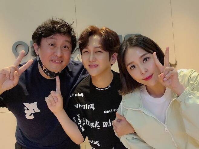 Koyote Shin Ji left Jeong Jun-ha, Shin Jis single bungle show certification shot.Shin Ji posted two photos on his personal instagram on April 23 with an article entitled Do not have time to lose the excitement tension when the Prince is together!In the photo, Shin Ji is wearing a V-shaped camera with his arms crossed with Jin Jun-ha and Kim Soo Chan.While I can not believe my age, which is only in my 40s, born in 1981, my skin, such as appearance and glutinous rice cake, catches my eyes.It is a very young visual that I believe is a friend of Kim Soo Chan born in 1994.The netizens who watched the photos responded that the more you see the real one, the more beautiful and the more beautiful today.On the other hand, Shin Ji released the group Koyote in 1998 and released Star of farewell on December 24 last year.Recently, he has been working as a judge of TV Chosun Mistrot 2 and AXN Cine Village.