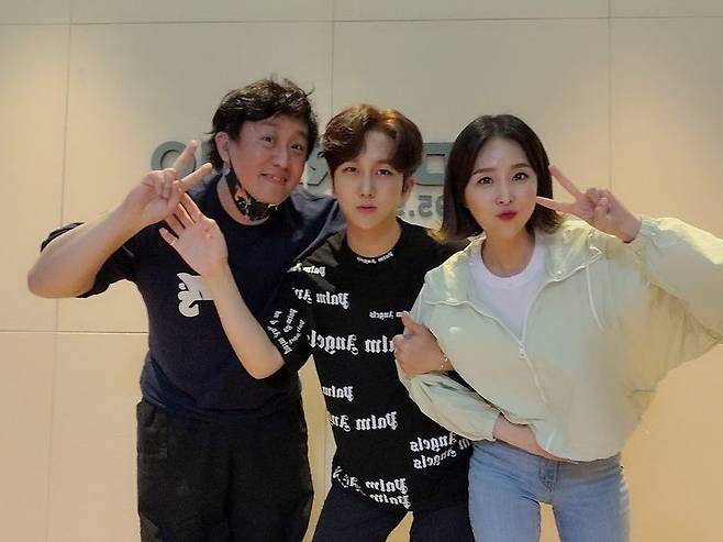 Koyote Shin Ji left Jeong Jun-ha, Shin Jis single bungle show certification shot.Shin Ji posted two photos on his personal instagram on April 23 with an article entitled Do not have time to lose the excitement tension when the Prince is together!In the photo, Shin Ji is wearing a V-shaped camera with his arms crossed with Jin Jun-ha and Kim Soo Chan.While I can not believe my age, which is only in my 40s, born in 1981, my skin, such as appearance and glutinous rice cake, catches my eyes.It is a very young visual that I believe is a friend of Kim Soo Chan born in 1994.The netizens who watched the photos responded that the more you see the real one, the more beautiful and the more beautiful today.On the other hand, Shin Ji debuted in 1998 as a group Koyote and released Star of farewell on December 24 last year.Recently, he has been working as a judge of TV Chosun Mistrot 2 and AXN Cine Village.Currently, Shin Ji is in charge of MBC standard FM Jeong Jun-ha, Shin Jis single bungle show