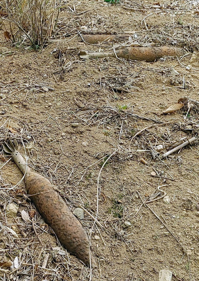 [부산=뉴시스] 23일 부산 연제구의 한 수목 방제 작업장에서 포탄으로 추정되는 물체 3개가 발견됐다. (사진=부산경찰청 제공) *재판매 및 DB 금지