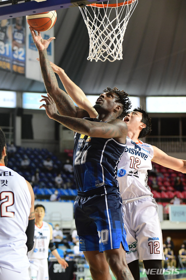 [서울=뉴시스] 프로농구 전주 KCC 라건아. (사진=KBL 제공)