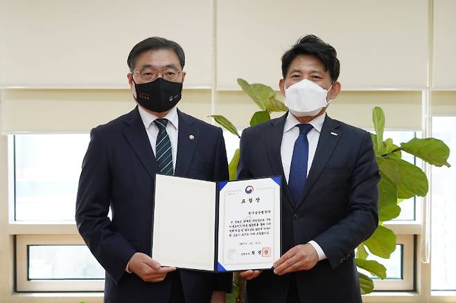 21일 서울 여의도 산림비전센터에서 한영언 한국남동발전 조달계약처장(사진 오른쪽)이 최병암 산림청장(사진 왼쪽)으로부터 표창장을 전달 받았다. 한국남동발전 제공