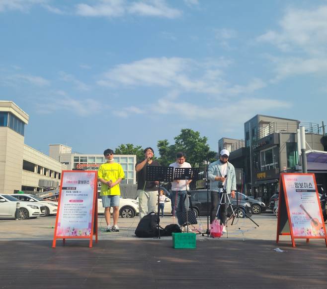 지역 한부모, 미혼모 가정을 돕기 위해 3년전 결성한 버스킹팀 맘보이스. 이요셉 제공