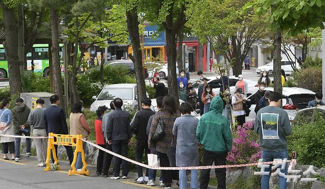 시민들이 코로나19 검사를 받기 위해 줄을 서 있다. 이한형 기자