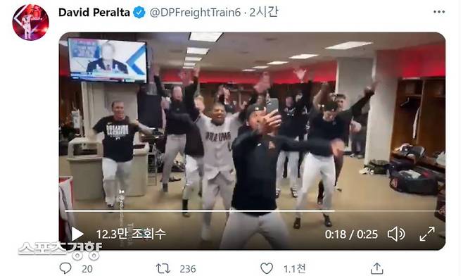 애리조나 데이비드 페랄타가 23일 신시내티전에서 5안타 7타점 맹활약으로 승리를 거둔 뒤 라커룸에서 동료들과 흥겨운 댄스를 추고 있다. 페랄타 트위터