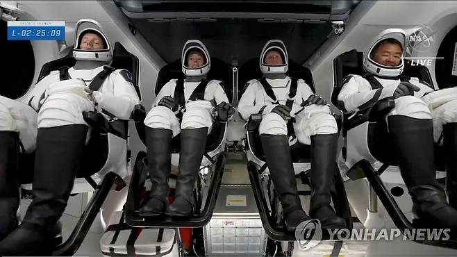 '크루-2' 승무원 4명이 23일(현지시간) 우주선 발사 직전 좌석에서 대기하고 있다. [로이터=연합뉴스]