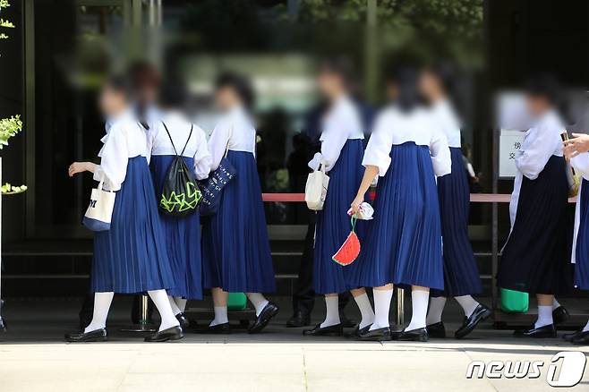 조선학교 여학생의 교복인 치마저고리. 납치문제에 따른 여파로 조선학교에 대한 폭력이 심화되자 2000년대 후반 제2교복으로 대체되었다. (2004년)© 뉴스1