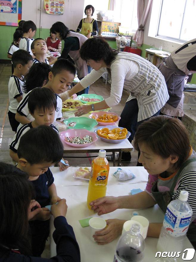 오사카의 어느 조선학교 유치반의 어머니회 급식의 날. (2004년)© 뉴스1