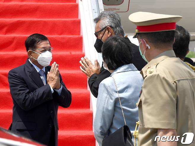 미얀마 군 총사령관 민 아웅 흘라잉이 2021년 4월 24일 아세안 정상회의 참석을 위해 인도네시아 자카르타에 도착한 모습. © 로이터=뉴스1
