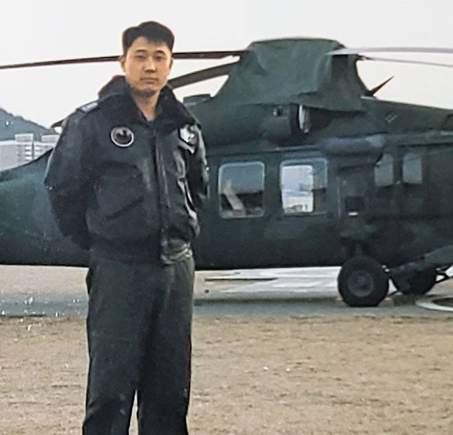 지난 21일 충북 청주시 대청호에서 산불 진화용 헬기 추락 사고로 숨진 이효백 부기장이 1996년 현역 대위 시절 UH-60P 헬기 앞에서 촬영한 사진. /이효백 부기장 유족