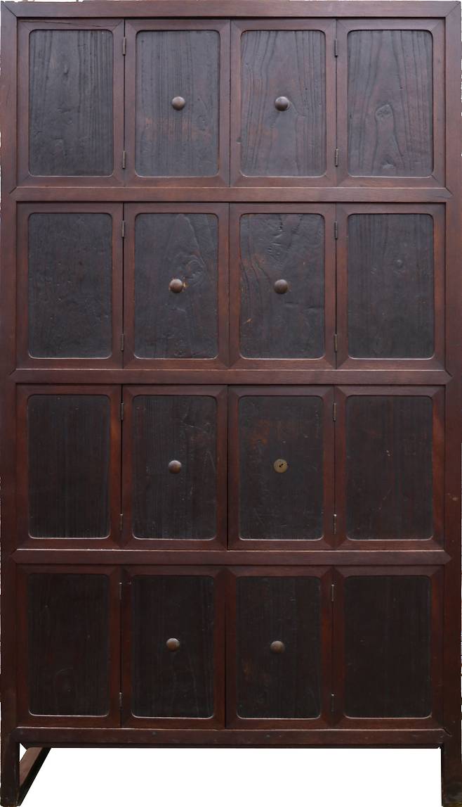 이태준이 썼던 오동나무 책장. /국립현대미술관