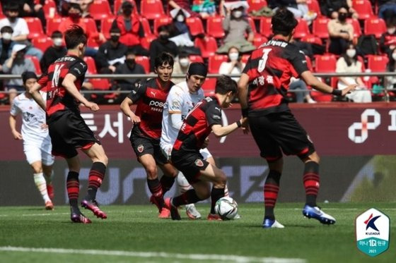 포항과 제주의 K리그1 12라운드. 한국프로축구연맹