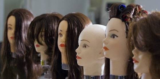 탈모로 고민하는 사람들이 늘어나면서 모발이 빠진 부분을 숨기기 위해 가발을 찾는 소비자도 증가하는 추세다. [중앙포토]