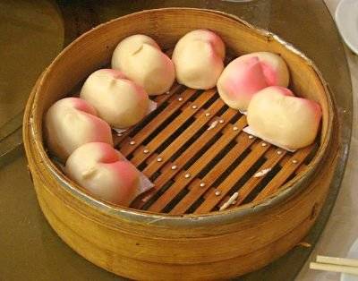 복숭아 모양의 찐빵 쇼우타오. [사진 Kat Walsh on Wikimedia Commons]