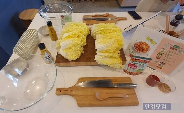 무려 '5분' 만에 김치를 만들 수 있다는 샘표 '새미네 부엌' 제품을 이용해 직접 김치를 담가봤다. [사진=이미경 기자]