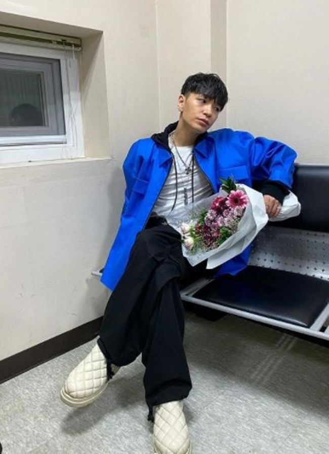 Rapper Simon Dominic has delivered his high-end rapper 4 End comments.Simon Dominic wrote on April 24th on his personal Instagram account that he participated in Mnet hip-hop contest program High Rapper 4.I am grateful to all of you who have watched and loved High Wrapper 4. All the staff members of the production team and our mentors have suffered a lot.I am making good memories, he said. I would like to ask for a lot of Cheering friends who will lead Korean hip-hop.In addition, his photo holding a bouquet of flowers and the former cast members posted a picture on the stage together, revealing his affection for his juniors.The High Rapper 4, which ended on the 23rd, was the last with the families of the five finalists and other cast members.Lee Seung-hoon (TRADE L) won the final winner as a result of the final stage on the day, and No. 2 Noh Yun-ha and No. 3 Kim Woo-rim were named.