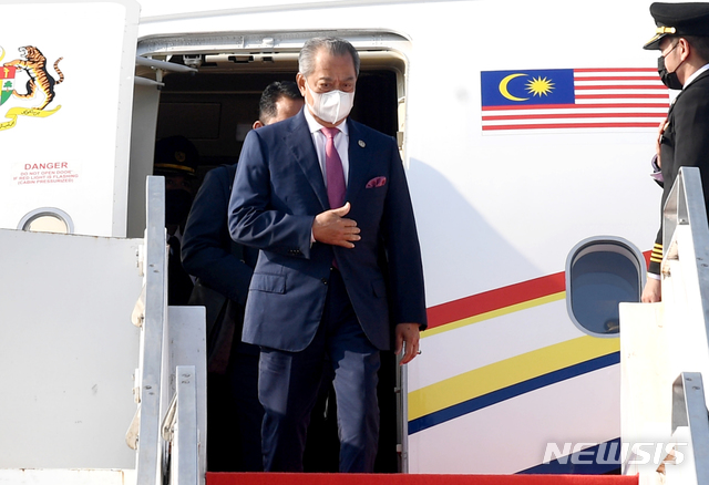 [자카르타=AP/뉴시스]무히딘 야신 말레이시아 총리가 동남아국가연합(아세안) 특별 정상회의 참석을 위해 14일 인도네시아 자카르타 외곽 탕에랑의 국제공항에 도착했다. 2021.04.24.
