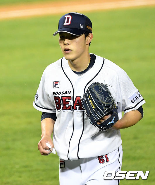 [OSEN=잠실, 이대선 기자] 23일 오후 서울 잠실야구장에서 ’2021 신한은행 SOL KBO 리그' 두산 베어스와 NC 다이노스의 경기가 열렸다.7회초 수비를 마친 두산 최원준이 더그아웃으로 가고 있다. /sunday@osen.co.kr