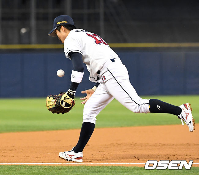 [OSEN=잠실, 이대선 기자] 23일 오후 서울 잠실야구장에서 ’2021 신한은행 SOL KBO 리그' 두산 베어스와 NC 다이노스의 경기가 열렸다.3회초 무사에서 두산 허경민이 NC 박준영의 타구를 잡고 있다. /sunday@osen.co.kr