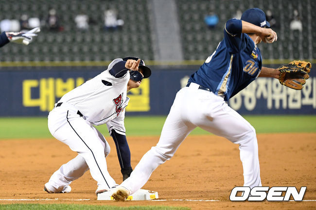 [OSEN=이대선 기자] 23일 서울 잠실야구장에서 열린 ‘2021 신한은행 SOL KBO 리그’ 두산 베어스와 NC 다이노스 경기, 3회말 2사 1루 두산 양석환의 중전 안타 때 1루주자 김재환이 2루를 지나 3루로 쇄도해 세이프되고 있다./sunday@osen.co.kr