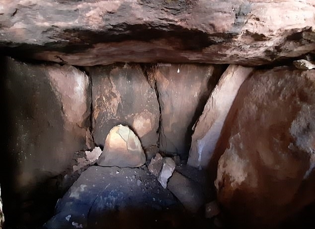 영국에서 발견된 최대 4000년 전 고대 무덤의 내부 입구. 전문가들은 이 무덤이 지난 수 천 년간 사람의 손길이 닿지 않은 채 완벽하게 보존돼 있었던 것으로 보고 있다.