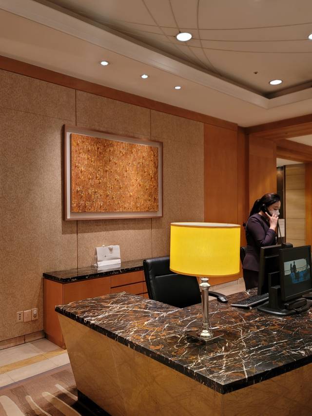 호텔 로비의 리셉션 데스크 뒤쪽에 걸린 김창열의 ‘회귀’