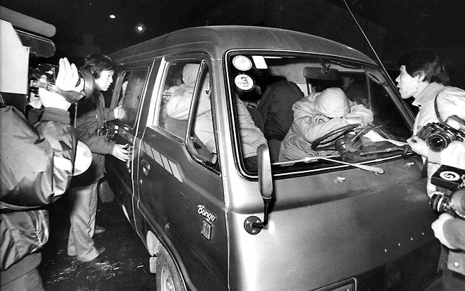 1987년 1월 박종철 고문치사 사건의 고문 형사를 태운 차량이 서울 서대문경찰서에 도착했다. ⓒ연합뉴스