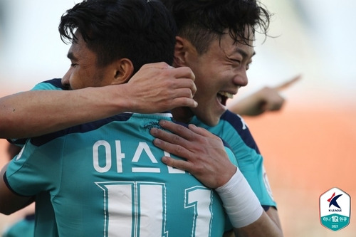 심재민과 세리머니 하는 아스나위. [한국프로축구연맹 제공. 재판매 및 DB 금지]