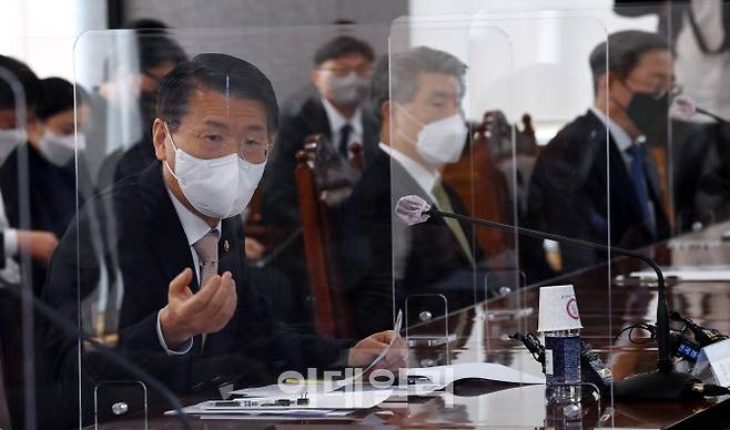 은성수(왼쪽) 금융위원장이 지난 1일 서울 중구 은행연합회관에서 열린 주요 시중은행 최고경영자 간담회에서 모두발언을 하고 있다. (사진=이데일리)