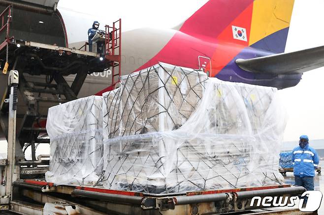 25일 20톤의 미국산 달걀 긴급 수송에 앞서 지난주 소량의 미국산 달걀이 국내로 수송되고 있는 모습.(아시아나항공 제공) 2021.1.25/뉴스1 © News1 민경석 기자