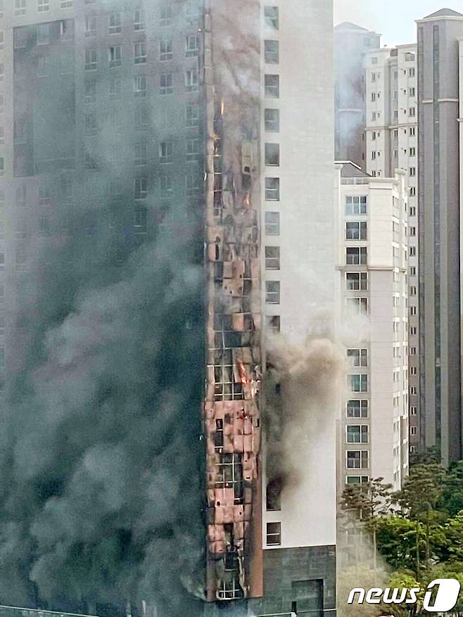 24일 경기 남양주 다산동의 한 오피스텔 신축 공사현장에서 화재가 발생해 검은 연기가 하늘위로 치솟고 있다. 이 불로 현장 작업자 1명이 건물 5층 부근에서 추락해 숨졌다. 또 18명이 연기흡입 등으로 부상을 입었다. 불은 오피스텔 2층(일반건물 5층 높이)에서 용접 작업 과정에 발생한 것으로 추정됐다. 화재 당시 건물 안에서 근로자 60여명이 작업 중이었던 것으로 전해졌다. 대부분 자력 대피했으며 일부는 옥상으로 대피해 소방헬기에 의해 구조됐다. (독자제공) 2021.4.24/뉴스1 © News1 박지혜 기자