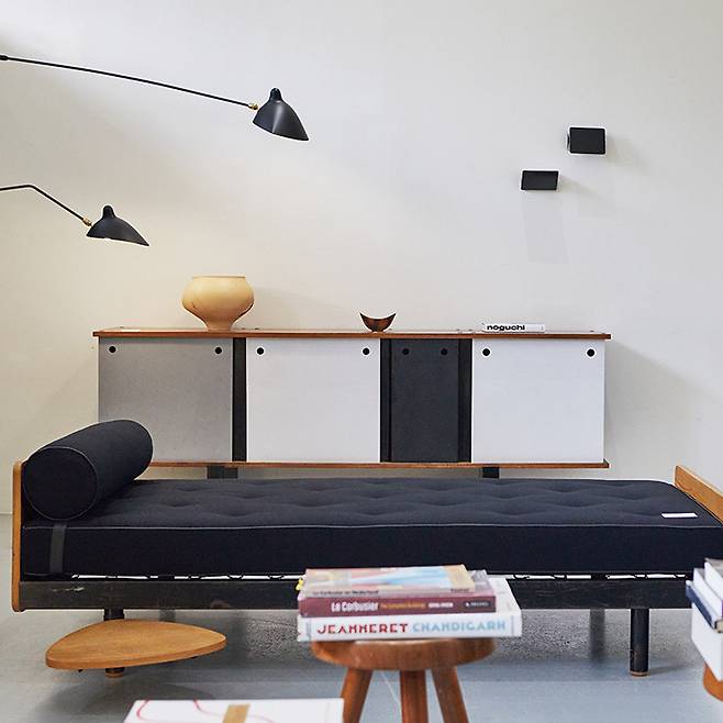 샤를로트 페리앙의 사이드보드와 세르주 무이의 램프가 조화롭게 놓인 공간.