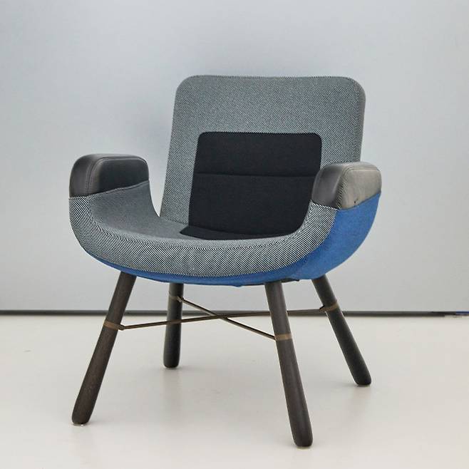 헬라 용에리위스가 디자인한 비트라의 이스트 리버 체어.