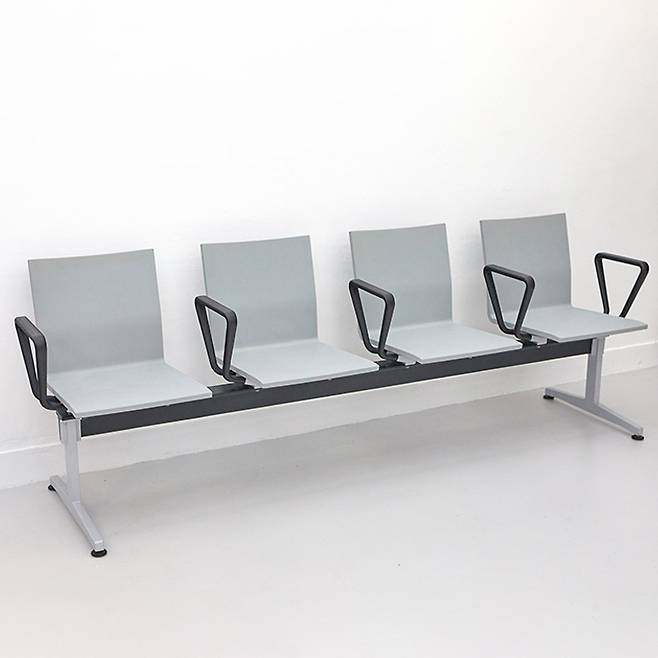 최소한의 면과 선으로 구현한 디자인을 선보이는 마틴 반 세브렌 디자인의 .04 빔 시팅.