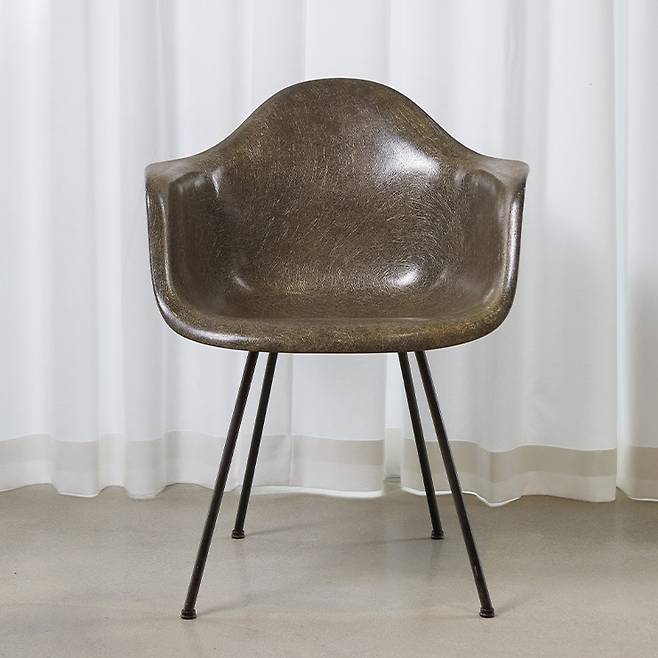 찰스&레이 임스의 1세대 파이버글라스 DAX 암 체어에서는 독특한 텍스처와 중후한 태닝을 확인할 수 있다.