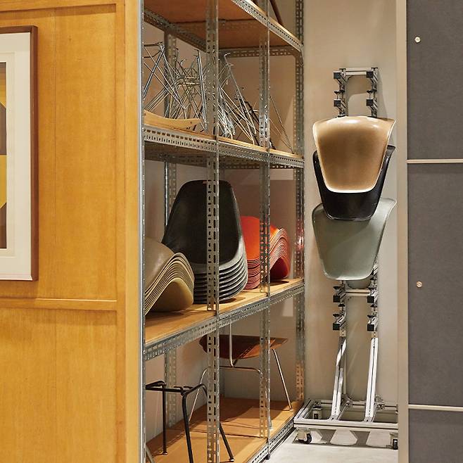 다양한 찰스 & 레이 임스 체어를 만날 수 있는 오드 플랫.