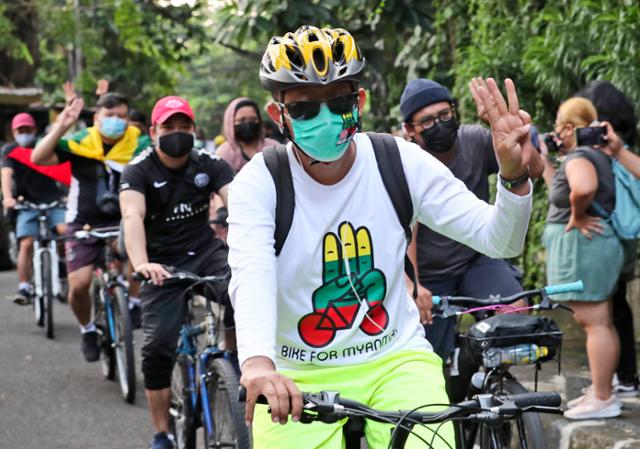 인도네시아 국민들이 아세안 특별 정상회의가 열린 24일 자카르타 도심에서 미얀마를 위한 자전거 행진을 하고 있다. 자카르타=AP 연합뉴스