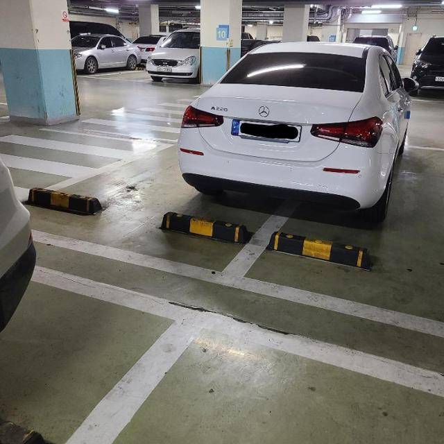 17일 보배드림에 올라온 2칸 주차 벤츠. 보배드림 게시판 캡처